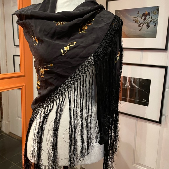 Black silk embroidered wrap - Picture 1 of 4